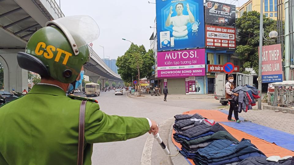 PHƯỜNG PHƯƠNG MAI XỬ LÝ “ĐIỂM ĐEN” TRẬT TỰ ĐÔ THỊ, AN TOÀN GIAO THÔNG TRÊN PHỐ TRƯỜNG CHINH